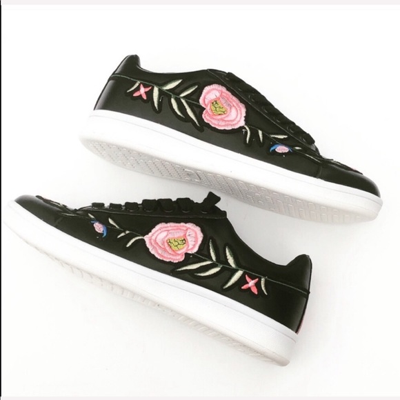 Gorgeous Sneakers With Floral Design - Picture 5 of 7